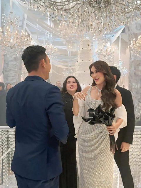 Luna Maya Bawa Buket Bunga Hitam di Resepsi Jakarta, Ternyata Segini Harganya