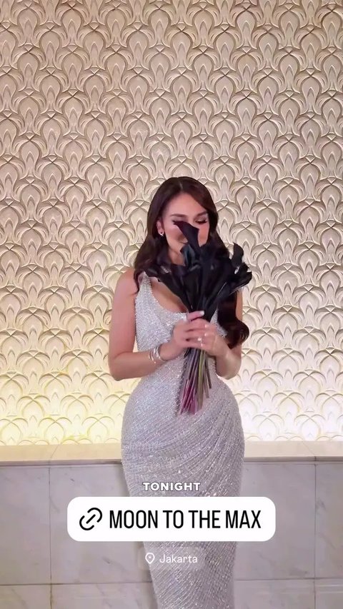 Luna Maya Bawa Buket Bunga Hitam di Resepsi Jakarta, Ternyata Segini Harganya