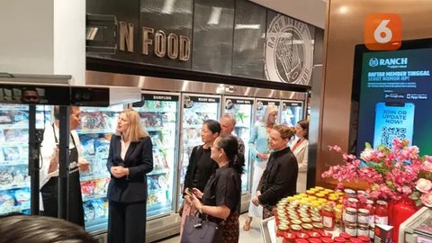 Menteri Pertanian, Perikanan, dan Kehutanan Australia, Julie Collins MP, menghadiri acara demo masak bersama Chef Vindex Tengker di Ranch Market Grand Indonesia, Kamis (31/7/2025) (Dok. Li