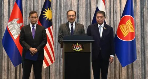 Seorang tentara Kamboja berdiri di atas truk yang membawa peluncur roket BM-21 buatan Rusia yang melaju di sepanjang jalan di Provinsi Oddar Meanchey pada Jumat, 25 Juli 2025. (dok. TANG CHHI