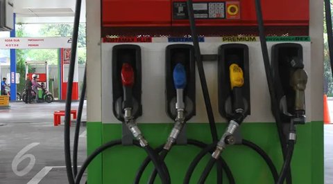 Petugas SPBU melayani pengisian BBM di SPBU Jakarta. Kenaikan harga BBM hari ini di SPBU Pertamina resmi berlaku. Bagaimana harga BBM di SPBU Shell, Vivo dan BP AKR?(Liputan6.com/AnggaYuniar)