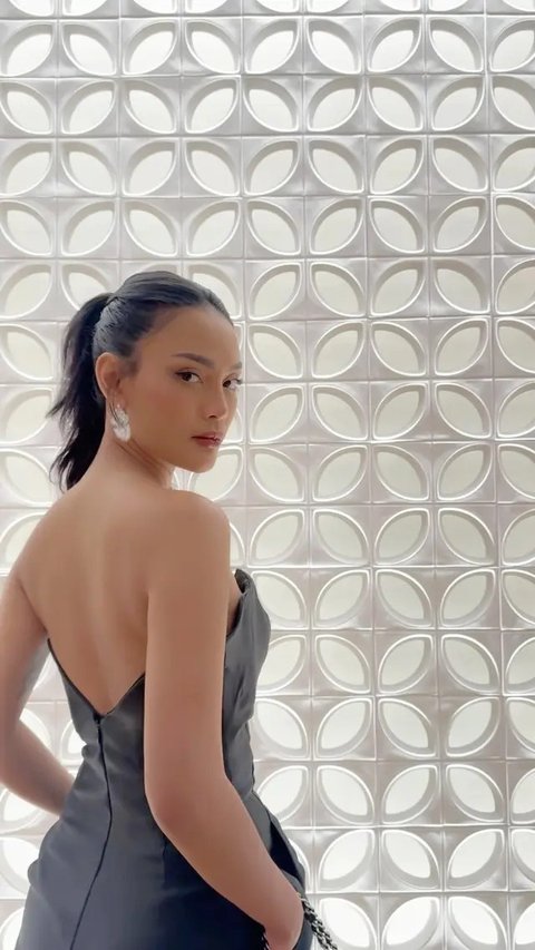 Aktris Erika Carlina melahirkan bayi laki-laki yang dinamai Andrew Raxy Neil, 1 Agustus 2025, lebih awal dari perkiraan di tengah isu hamil di luar nikah.