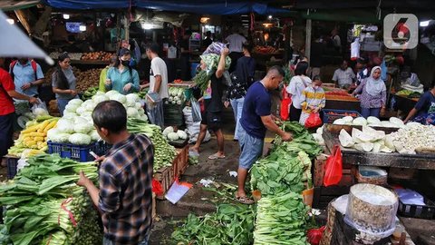 Pedagang memeriksa kondisi beras di pasar Cibubur, Jakarta, Senin (19/2/2024). (Liputan6.com/Herman Zakharia)