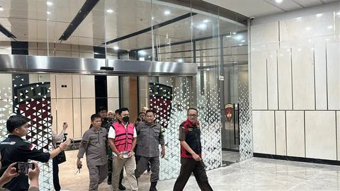 Kapal tongkang pengangkut batu bara lepas jangkar di Perairan Bojonegara, Serang, Banten, Kamis (21/10/2021). Ekspor batu bara menjadi penyumbang terbesar dengan kontribusi mencapai 70,33 per