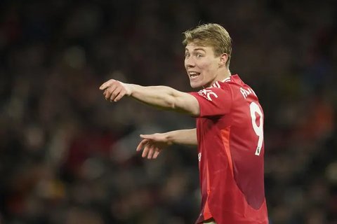 Pelatih Manchester United, Ruben Amorim tertunduk lesu setelah timnya kalah dari West Ham United dalam laga lanjutan Liga Inggris 2024/2025 di Old Trafford, Manchester, Inggris, Minggu (11/05