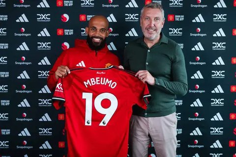 Pelatih Manchester United, Ruben Amorim tertunduk lesu setelah timnya kalah dari West Ham United dalam laga lanjutan Liga Inggris 2024/2025 di Old Trafford, Manchester, Inggris, Minggu (11/05