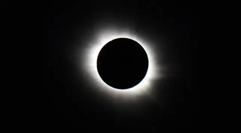 Bulan melintas di depan matahari selama gerhana matahari total di Puerto San Julian, provinsi Santa Cruz, Argentina, pada tanggal 2 Oktober 2024. (Juan MABROMATA/AFP)