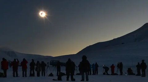 Bulan melintas di depan matahari selama gerhana matahari total di Puerto San Julian, provinsi Santa Cruz, Argentina, pada tanggal 2 Oktober 2024. (Juan MABROMATA/AFP)