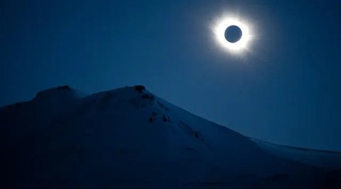 Bulan melintas di depan matahari selama gerhana matahari total di Puerto San Julian, provinsi Santa Cruz, Argentina, pada tanggal 2 Oktober 2024. (Juan MABROMATA/AFP)