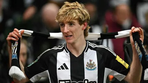 Pemain Newcastle, Alexander Isak merayakan gol kedua timnya ke gawang West Ham United pada laga lanjutan Liga Inggris 2023/2024 di London Stadium, London, Inggris, Minggu (08/10/2023) malam W