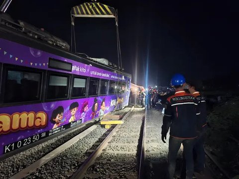 KA Argo Lawu melintasi jalur kereta Stasiun Pegadenbaru Subang setelah diperbaiki usai anjloknya KA Argo Bromo Anggrek pada Jumat, 1 Agustus 2025. (dok. Humas PT KAI)