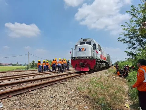 KA Argo Lawu melintasi jalur kereta Stasiun Pegadenbaru Subang setelah diperbaiki usai anjloknya KA Argo Bromo Anggrek pada Jumat, 1 Agustus 2025. (dok. Humas PT KAI)
