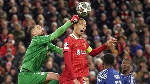 Kiper Italia, Gianluigi Donnarumma, gagal menghalau tendangan pemain Swiss, Ruben Vargas, pada babak 16 besar Euro 2024 di Olympiastadion Berlin, Sabtu (29/6/2024). (AP Photo/Markus Schreiber
