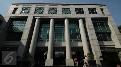 Tulisan OJK terpampang di Kantor Otoritas Jasa Keuangan (OJK), Jakarta. (Liputan6.com/Angga Yuniar)