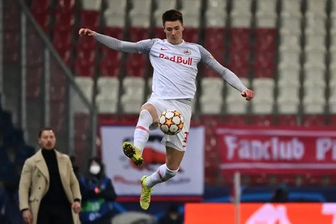 Penyerang Leipzig asal Slovenia #30, Benjamin Sesko, merayakan golnya yang membawa timnya menang 1-0 melalui tendangan penalti dalam pertandingan perempat final Piala Jerman (DFB Pokal) an