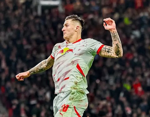 Penyerang Leipzig asal Slovenia #30, Benjamin Sesko, merayakan golnya yang membawa timnya menang 1-0 melalui tendangan penalti dalam pertandingan perempat final Piala Jerman (DFB Pokal) an