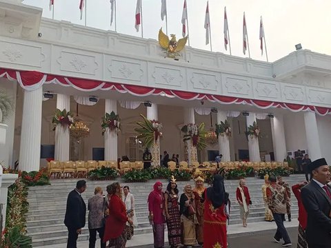 Anggota Pasukan Pengibar Bendera (Paskibraka) melakukan upacara penaikan bendera Merah Putih dalam rangka Upacara Peringatan Detik-detik Proklamasi 17 Agustus di halaman Istana Merdeka, Ja