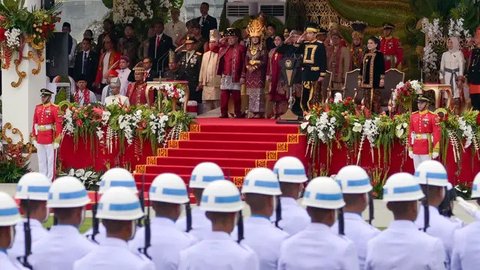 Anggota Pasukan Pengibar Bendera (Paskibraka) melakukan upacara penaikan bendera Merah Putih dalam rangka Upacara Peringatan Detik-detik Proklamasi 17 Agustus di halaman Istana Merdeka, Ja