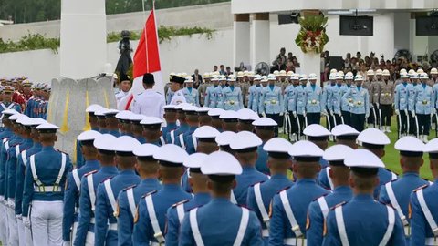 Anggota Pasukan Pengibar Bendera (Paskibraka) melakukan upacara penaikan bendera Merah Putih dalam rangka Upacara Peringatan Detik-detik Proklamasi 17 Agustus di halaman Istana Merdeka, Ja