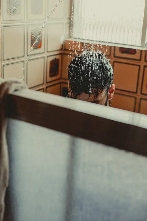 Memijat kulit kepala secara lembut saat keramas agar melancarkan sirkulasi darah dan merangsang folikel rambut untuk tumbuh lebih sehat dan kuat (Foto: Erick Larregui/Unsplash)