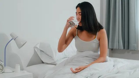 Ilustrasi seorang pria merasa haus dan tenggorokan kering. (Shutterstock/ShotPrime Studio)