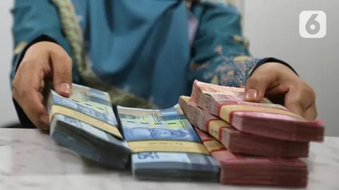 Petugas menghitung uang pecahan US$100 di pusat penukaran uang, Jakarta, , Rabu (12/8/2015). Reshuffle kabinet pemerintahan Jokowi-JK, nilai Rupiah terahadap Dollar AS hingga siang ini menemb
