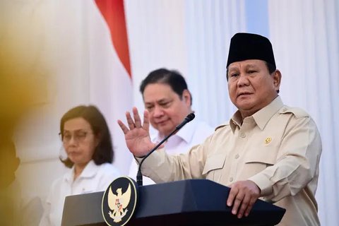 Menteri Sekretaris Negara (Mensesneg) Prasetyo Hadi di Kompleks Istana Kepresidenan Jakarta, Selasa (5/8/2025). (Liputan6.com/Lizsa Egeham)