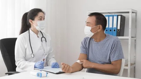 Dokter memeriksa kesehatan anak Sekolah Dasar Negeri 06 Lubang Buaya, Jakarta, Jumat (25/8/2023). Pemeriksaan dilakukan untuk menskrining kemungkinan anak-anak terjangkit Infeksi Saluran P