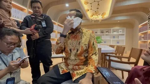 Menteri Sekretaris Negara (Mensesneg) Prasetyo Hadi menangis saat bercerita tentang Chelsea, salah satu siswi Sekolah Rakyat di Jakarta. (Liputan6.com/Lizsa Egeham)
