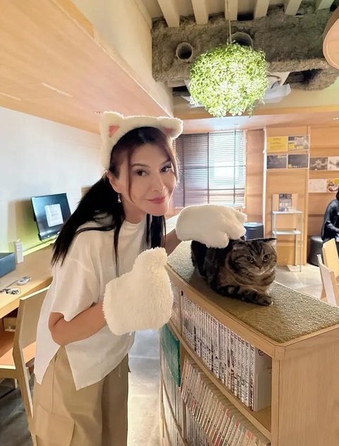 Tampilan Ariel Tatum dengan dress putih. [@arieltatum].