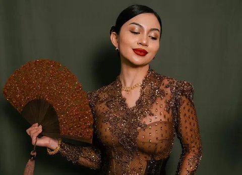 Tampilan Ariel Tatum dengan dress putih. [@arieltatum].