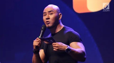 Tampilan Ariel Tatum dengan dress putih. [@arieltatum].