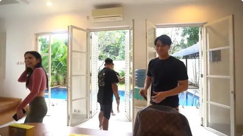 Potret rumah Maria Vania. [YouTube: Ricis TV]