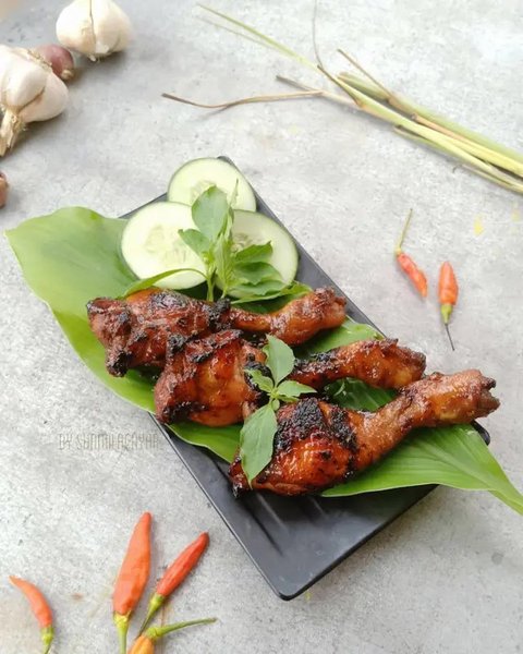 Sepiring ayam bakar pedas manis. (Liputan6.com/IG/amel.makan)
