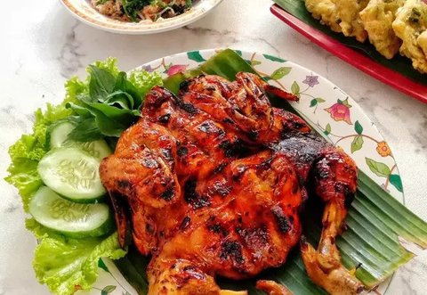 Sepiring ayam bakar pedas manis. (Liputan6.com/IG/amel.makan)