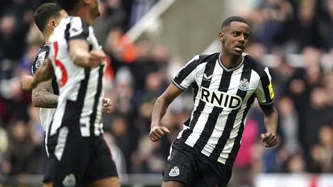 Alexander Isak menjadi pemain anyar Newcastle United usai direkrut dari Real Sociedad pada bursa transfer musim panas 2022. Ia diboyong menuju St James Park seharga 70 juta euro. Transfernya