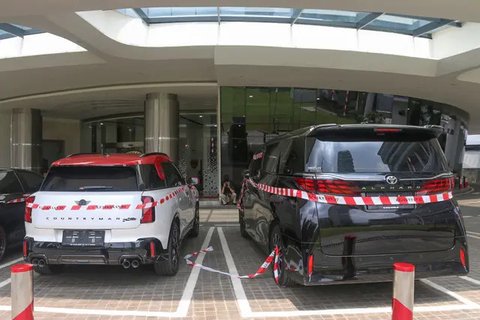 Tim penyidik Kejaksaan Agung (Kejagung) Republik Indonesia menyita barang-barang bukti dan aset-aset milik Mohammad Riza Chalid (MRC), tersangka dalam kasus korupsi dalam tata kelola minyak m