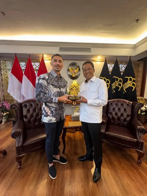 Lewat akun Instagram terverfikasi, Menteri Hukum RI Supratman mengklarifikasi status Vincent Verhaag suami Jessica Iskandar telah resmi menjadi WNI. (Foto: Dok. Instagram @v.andrianto)