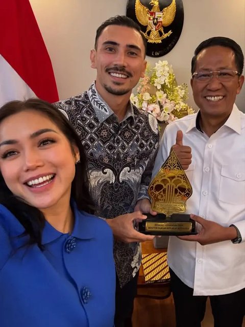 Lewat akun Instagram terverfikasi, Menteri Hukum RI Supratman mengklarifikasi status Vincent Verhaag suami Jessica Iskandar telah resmi menjadi WNI. (Foto: Dok. Instagram @v.andrianto)