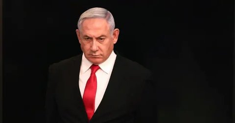 Presiden Donald Trump menunjuk seorang wartawan untuk mengajukan pertanyaan saat berbicara kepada media, Jumat (27/6/2025), di Gedung Putih, Washington, DC, Amerika Serikat. (Dok. AP/Jacqu