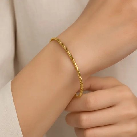 Gelang Oval Emas Kecil/AI