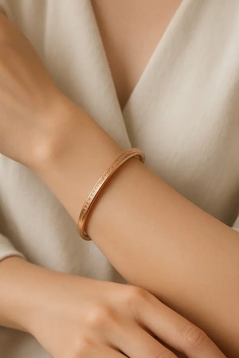 Gelang Oval Emas Kecil/AI
