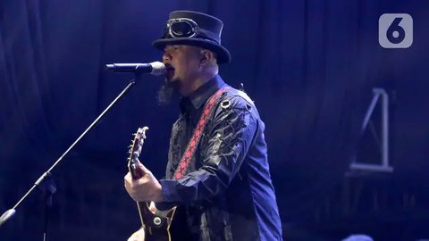 Setelah sang istri, Mulan Jameela melakukan sesi curhat kepada Deddy Corbuzier, kini Ahmad Dhani pun melakukan hal serupa. Pentolan grup band Dewa 19 ini juga membeberkan  perihal kontroversi