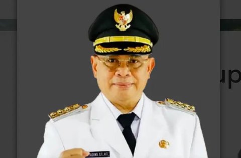 Bupati Pati Sudewo saat penyerahan badan hukum dan akta Kopdes Merah Putih di Pendopo Kabupaten Pati. (Liputan6.com/ Arief pramono)