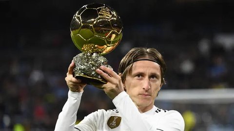 Ballon d'Or merupakan penghargaan untuk individu yang mampu tampil gemilang untuk klub maupun negaranya dalam satu musim. Trofi Ballon d'Or sendiri merupakan trofi individu termahal di dunia