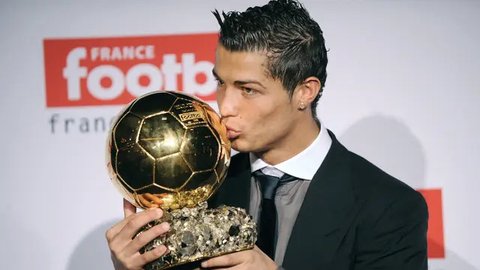 Ballon d'Or merupakan penghargaan untuk individu yang mampu tampil gemilang untuk klub maupun negaranya dalam satu musim. Trofi Ballon d'Or sendiri merupakan trofi individu termahal di dunia