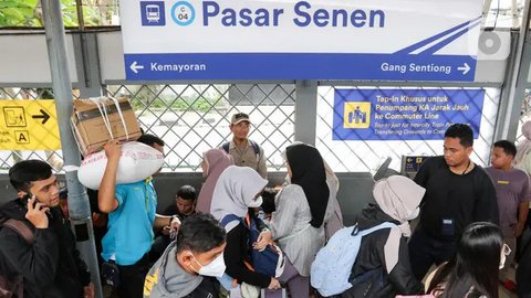 Seorang porter membawa barang penumpang kereta api Dharmawangsa dari Surabaya tiba di Stasiun Pasar Senen, Jakarta, Kamis (5/5/2022). Sebanyak 38.400 penumpang yang berangkat dari seluruh