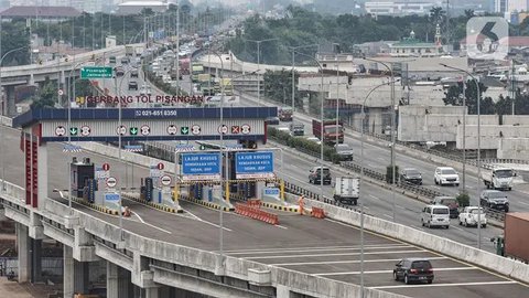 Kendaraan saat melintasi Gerbang Tol (GT) Pisangan, Jatinegara, Jakarta Timur, Senin (15/3/2021). PT CMNP mulai mengoperasikan GT Pisangan yang menghubungkan sisi barat ruas Tol Becakayu Seks