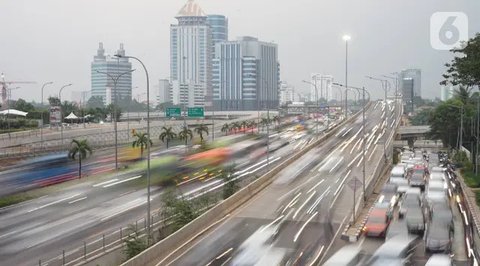 Pejalan kaki yang mengenakan masker berjalan di atas jembatan penyeberangan orang (JPO) dengan arus lalu lintas yang macet di kawasan Jalan TB Simatupang, Jakarta, Rabu (15/8/2023). Kement