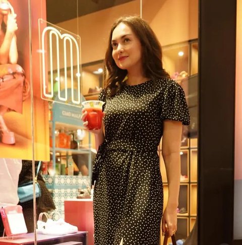 Intip gaya busana Jessica Iskandar dampingi Vincent Verhaag jadi WNI (@inijedar)